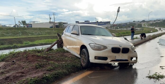 Motorista perde controle de BMW e colide contra poste na BR-163 em Sorriso