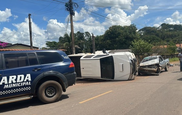 Colisão entre caminhonete e picape termina em capotamento em