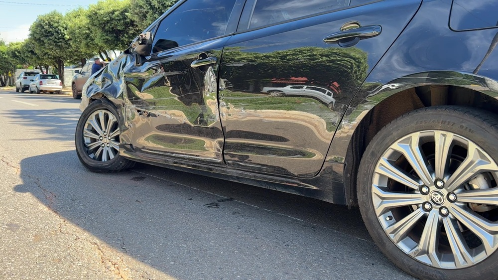 Colisão entre Corolla e Tucson é registrada em cruzamento de