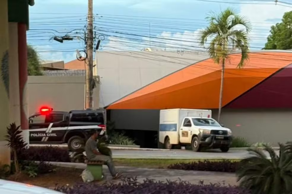 Homem é encontrado morto na entrada de motel em Cuiabá