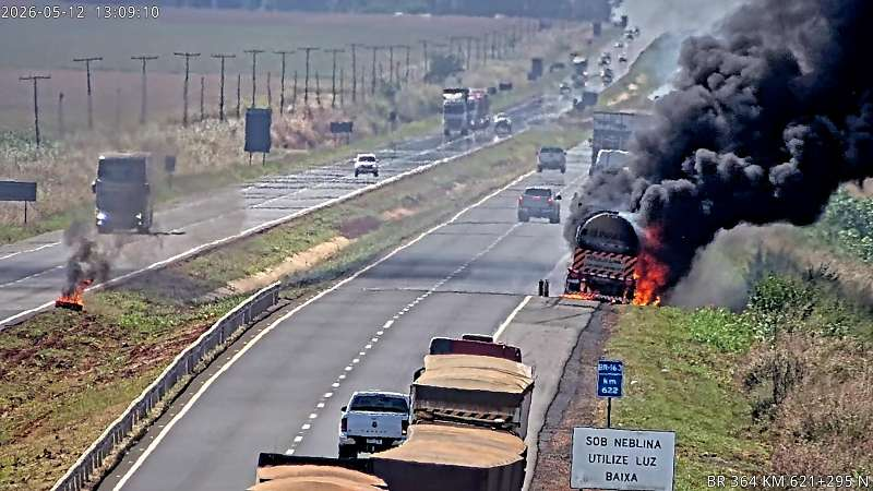Bombeiros combatem incêndio em carreta carregada com etanol 