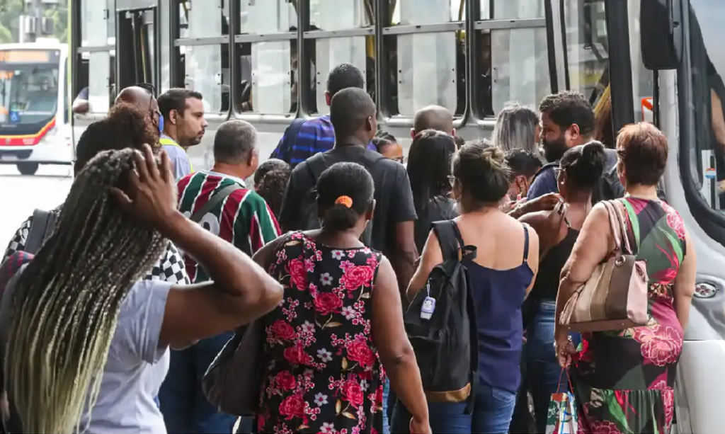 axa de desemprego de pretos é 55% maior que a de brancos, re