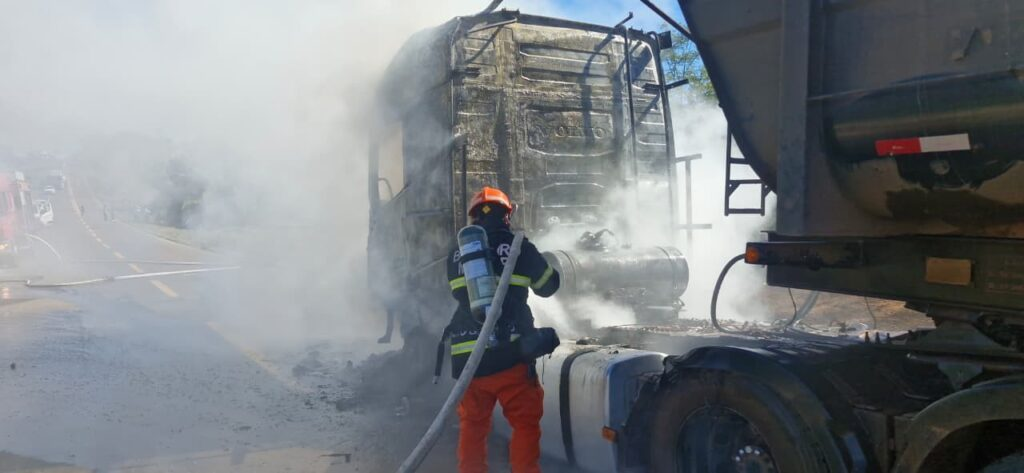 Incêndio em caminhão interdita trecho da MT-320 entre Colíde