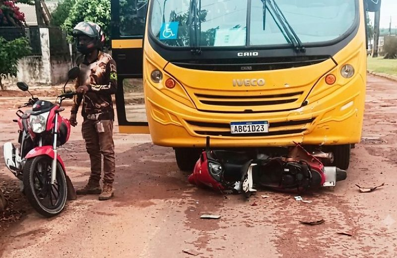 Motociclista morre após colisão com ônibus escolar da Apae e