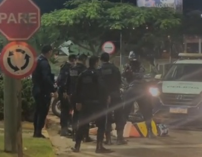 Jovem sem CNH foge da PM, invade contramão e é detido após b