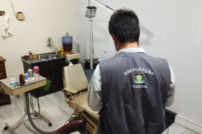Homem é suspeito de atuar ilegalmente como dentista em sala 